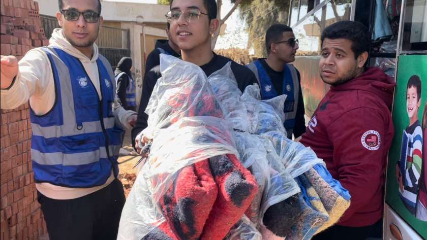 «طلاب من أجل مصر» يوزعون البطاطين بسوهاج
