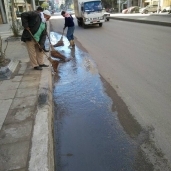 كسح وإزالة تراكمات مياه الأمطار وتطهير الشنايش بشوارع شرق الإسكندرية