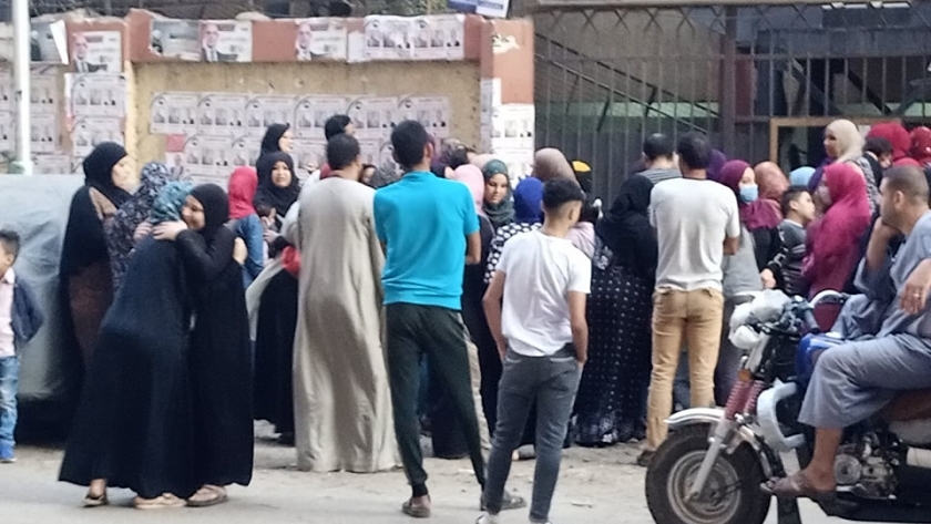 تجمع أهالي أمام مدرسة في فيصل دون ارتداء كمامات أو تطبيق تباعد اجتماعي