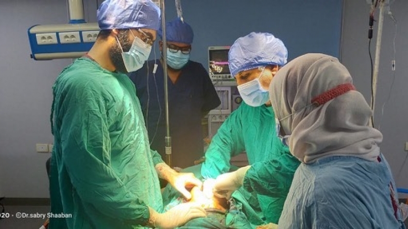 أطباء مستشفى مطروح العام خلال إجراء عملية جراحيه للشاب