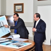 الرئيس السيسي ومدبولي خلال عرض أحد المشاريع بالعاصمة الادارة