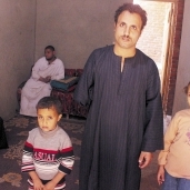 «حسين» وسط أبنائه
