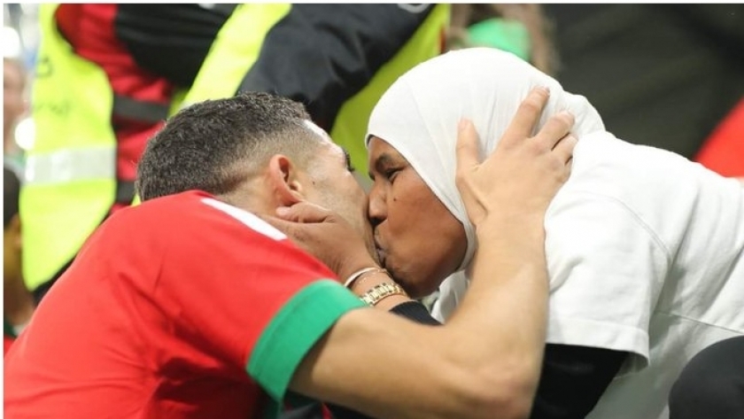 والدة أشرف حكيمي تقبله بعد فوز منتخب المغرب على إسبانبا