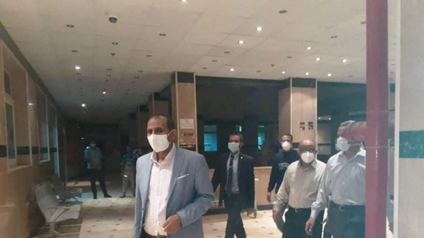 رئيس جامعة أسوان يزور المستشفى الجامعي ويشدد يجب ارتداء الكمامة عند الدخول