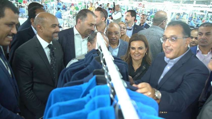 الدكتور مصطفى مدبولي، رئيس الوزراء خلال زيارته للمصنع المنسوجات
