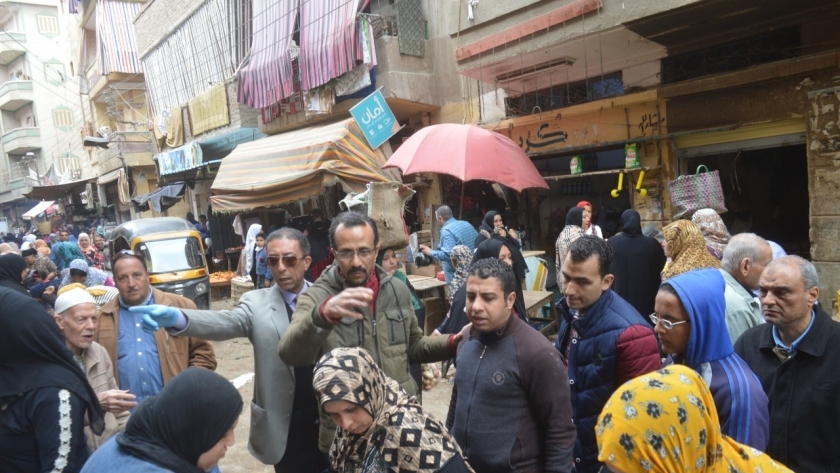 بالصور محافظ الغربية يوجه بفض سوق "الجمعه" وإغلاق كافيهات بالمحلة
