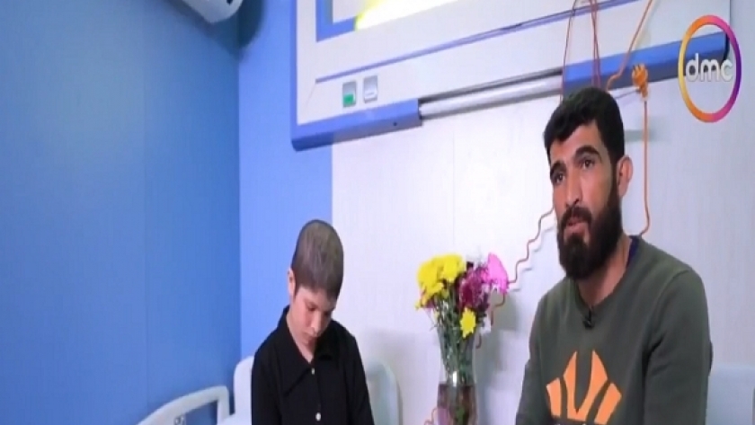 فادي عبدالرؤوف والد جنان إحدى محاربات السرطان من غزة تتلقى العلاج في مصر