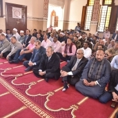 محافظ أسيوط يؤدي صلاة الجمعة في مسجد العزبي ويدعو المواطنين للمشاركة في الاستفتاء على التعديلات الدستورية