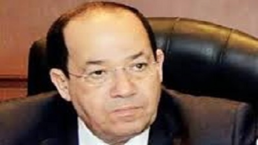 وكيل لجنة الصناعة بمجلس النواب للجمهور : مصر تواجه معركة ولازم الريس ينجح بكم