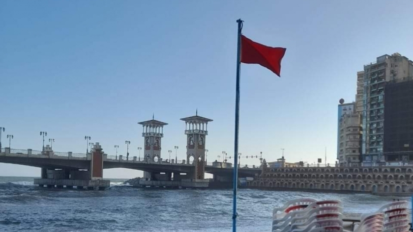 رفع الرايات الحمراء على شواطئ الإسكندرية بعد تحذير الأرصاد