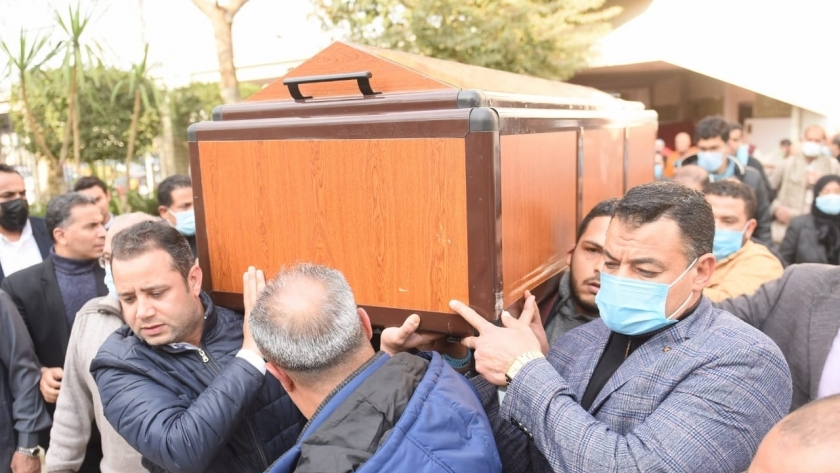 لحظة خروج جثمان الكاتب الصحفي محمود الكردوسي من مسجد آل رشدان (صور وفيديو)