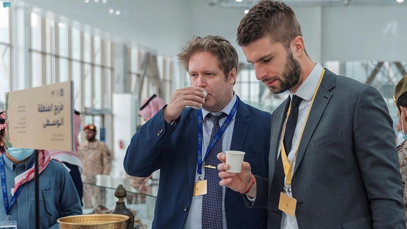 زوار معرض الدفاع العالمي بالرياض يحتسون القهوة السعودية