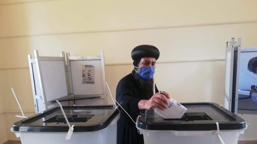 أسقف لسويس يدلي بصوتة في انتخابات مجلس النواب