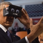أوباما يجرب نظارات الواقع الافتراضي