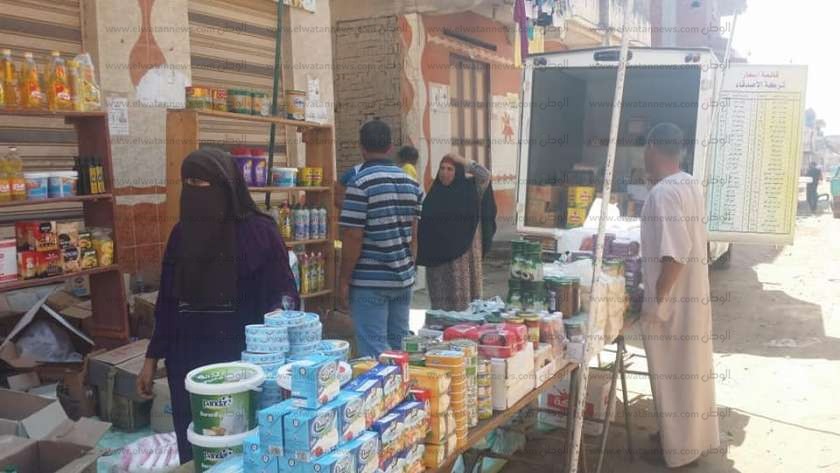قافلة غذائية بأسعار مخفضة لأهالى قرية المجاز الشرقى فى كفر الشيخ 