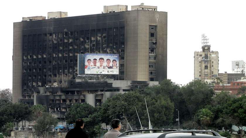 مبنى الحزب الوطني بعد إضرام النيران فيه