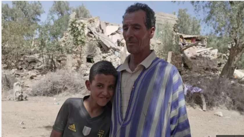 الأب مع ابنه الناجي من زلزال المغرب