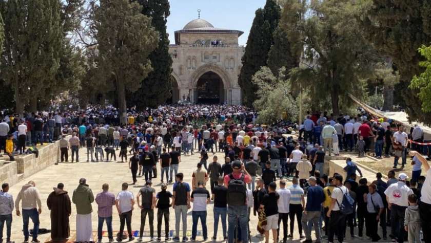 الفلسطينيون يؤدون صلاة الجمعة في رحاب المسجد الأقصى