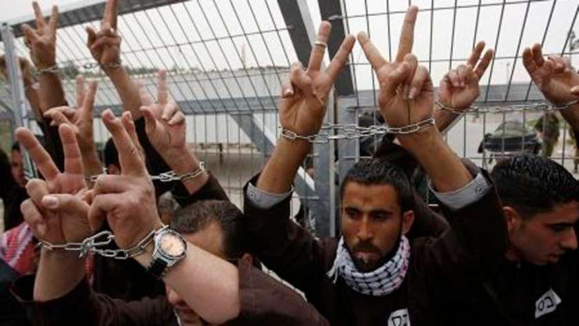 أسرى فلسطينيين داخل سجون الاحتلال