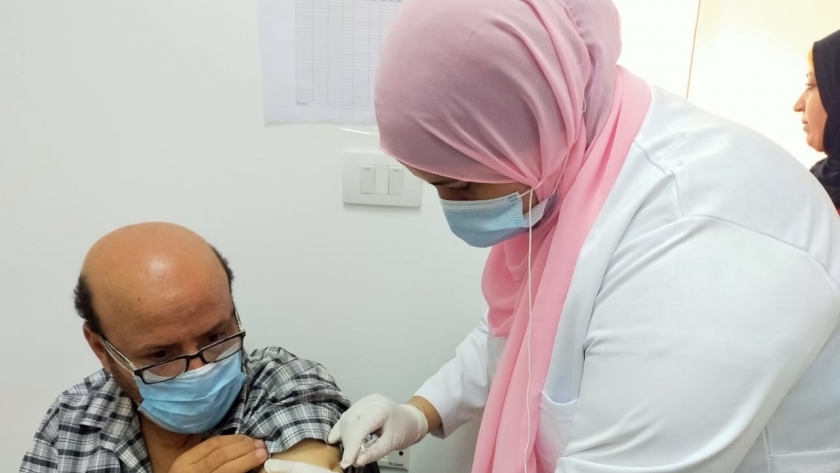 متطوع أثناء أخذه الجرعة الأولى للقاح الصيني المحتمل ضد فيروس كورونا