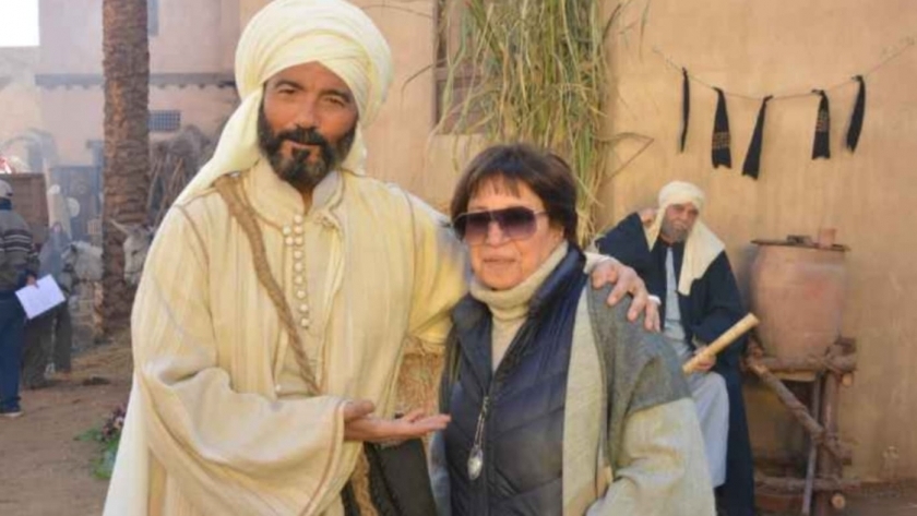 الدكتورة سامية عبد العزيز مع الفنان خالد النبوي