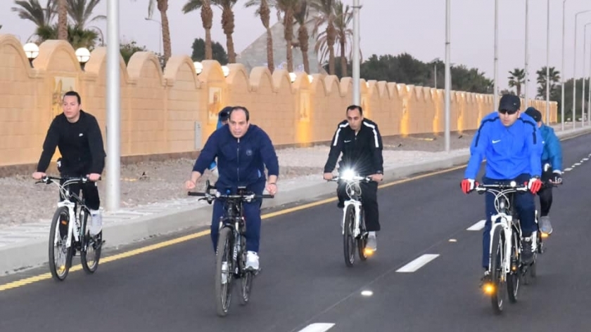 الرئيس عبدالفتاح السيسي يجري جولة تفقدية بالدراجة في شرم الشيخ اليوم