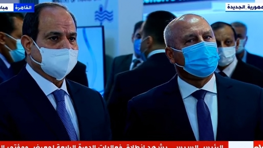 الرئيس عبدالفتاح السيسي ووزير النقل خلال افتتاح معرض النقل اليوم