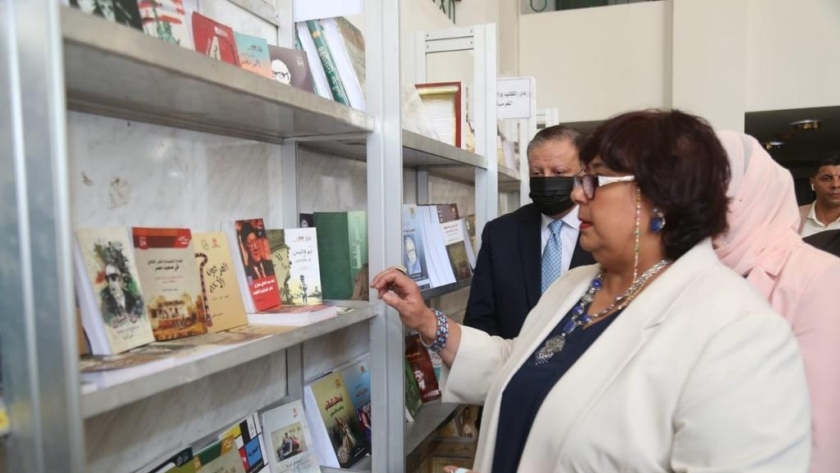 الدكتورة إيناس عبدالدايم وزيرة الثقافة تفتتح معرض للكتاب
