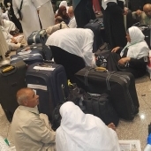تكدس المعتمرين بمطار القاهرة