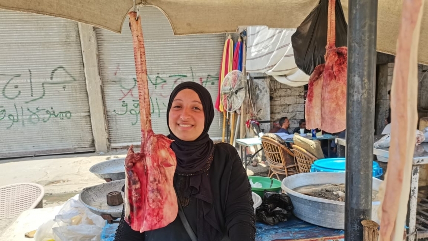 هدير خالد تبيع فواكه اللحوم