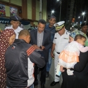 مدير أمن الإسماعيلية يعيد رخص سيارة لسائق بعد تدخل والدته