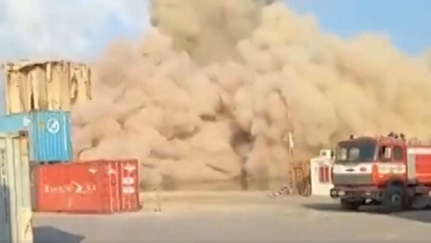 انهيار جزء جديد من صوامع القمح في مرفأ بيروت (فيديو وصور)