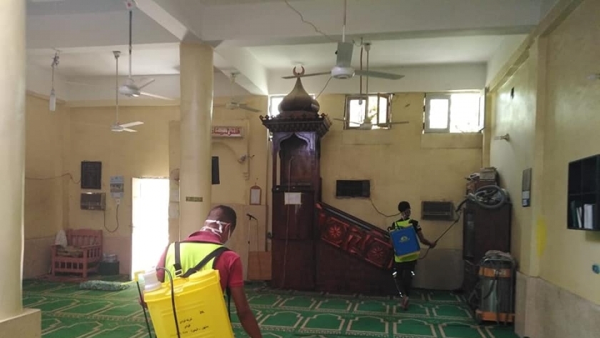 جانب من أعمال تعقيم أحد المساجد
