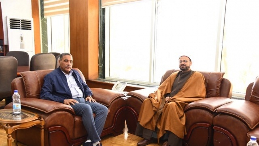 الشيخ حسن عبدالبصير وكيل وزارة الأوقاف خلال لقائه مع محافظ مطروح