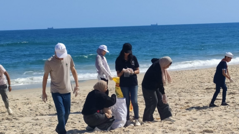 حملة نظافة الشاطئ بالعريش