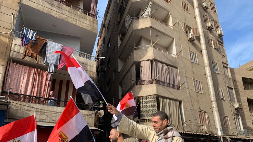 علم مصر يزين المشهد الانتخابي بين المواطنين