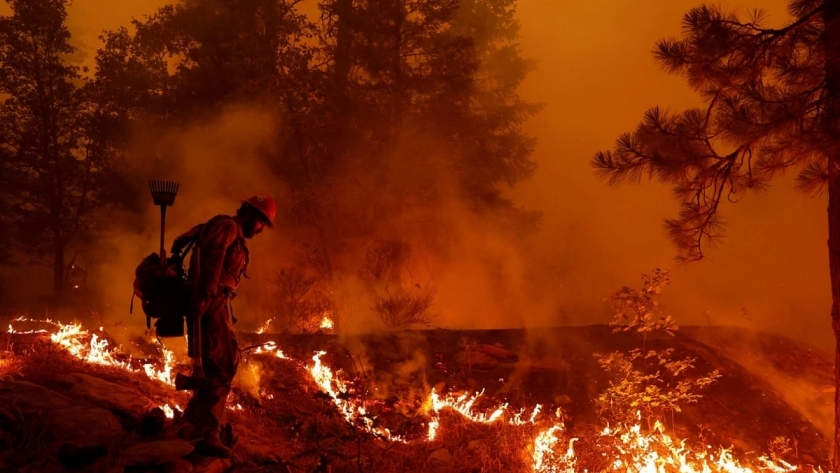 رجل إطفاء وسط حرائق كاليفورنيا