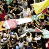 مئات الفلسطينيين يشيعون جثمان الشاب الشهيد