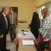 محافظ كفر الشيخ يتفقد عددا من لجان الانتخابات فى بيلا