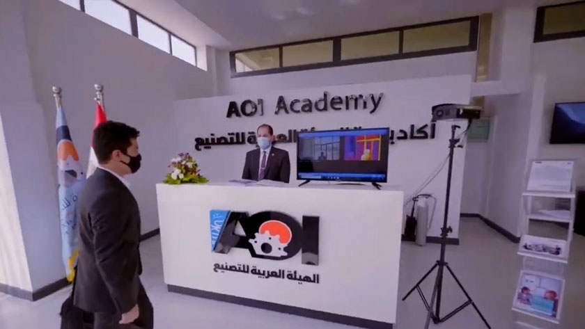 أحد المتدربين في أكاديمية الهيئة العربية للتصنيع لدى تقدمه للتدريب