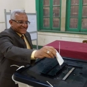رئيس جامعة المنيا يدلي بصوته