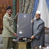 رئيس هيئة الأركان المشتركة الباكستانية مع الإمام الأكبر