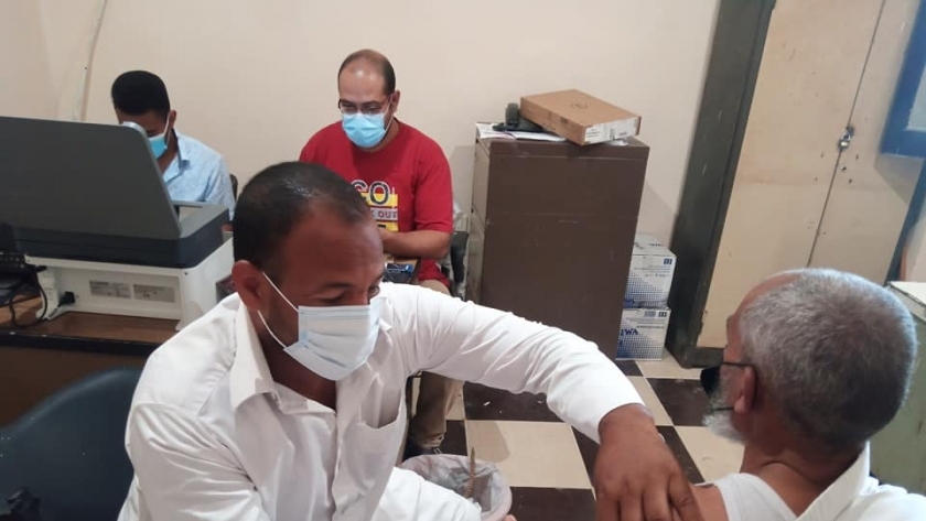 جانب من تطعيم الموظفين بالمصالح الحكومية في مركز سيوة