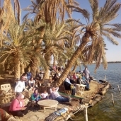 السياح المصريين والاجانب يقضون شم النسيم على ضفاف جزيرة فطناس بسيوة