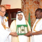 جانب من اهداء السلمي درع البرلمان العربي للرئيس الموريتاني