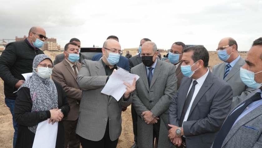 محافظ بني سويف يتفقد موقع إقامة ميناء جاف في «كوم أبو راضي»