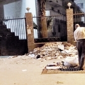 القمامة تحيط بمبنى مستشفى النيل