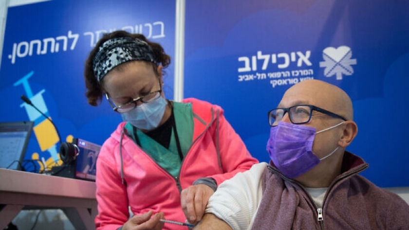 إسرائيلي يتلقى لقاح كورونا في تل أبيب