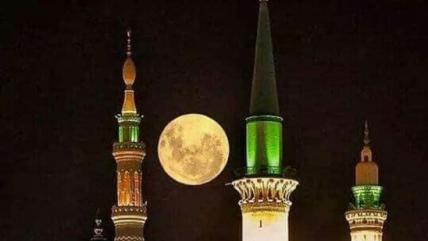 القمر فوق المسجد النبوي