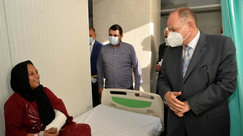 محافظ أسيوط يزور مستشفيات الإيمان العام والشاملة لتهنئة المرضى بعيد الأضحى المبارك وتقديم الهدايا لهم